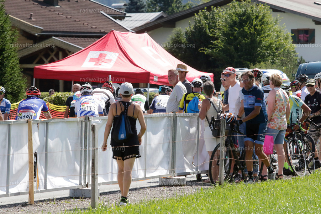 949_20230817_Bewerb_Maenner_Muehlanger | AUT - OESTERREICH, 2023-08-16: SPORT RENNRAD-FAHREN - 55. INTERNATIONALER RADWELTPOKAL IN ST. JOHANN IN TIROL  - Vintage-Radrennen mit WM-Bronze-Medaillen-Siegerin Christina Schweinberger, den Teilnehmer und Alexander Baumann (vom Orginastions-Team) - TAG 2 BEWERB MAENNER IN SECHS GRUPPEN  ; Foto: Roland Muehlanger