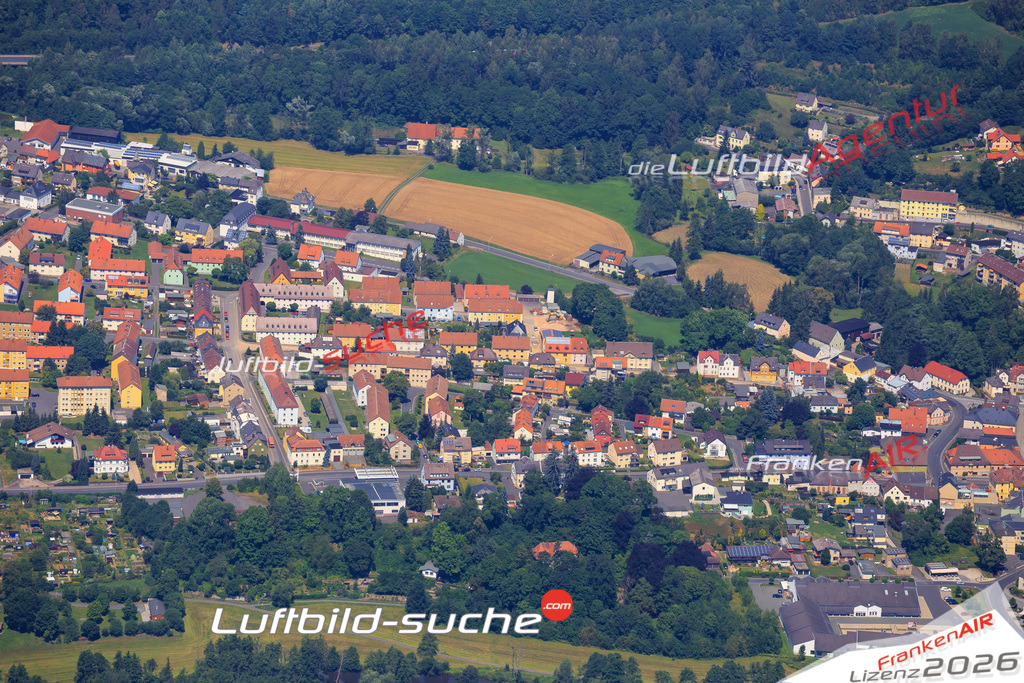 Die Luftaufnahme der Stadt Arzberg wurde vom UL-Flugzeug heraus erstellt ( keine Drohne )- hohe Auflösung für beste Qualität