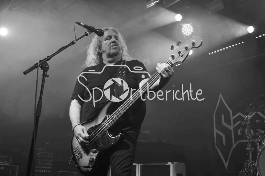Night Of The Living Trash  | Sacred Reich Frontmann Phil Rind in Aktion beim Auftritt im Backstage Werk in Muenchen