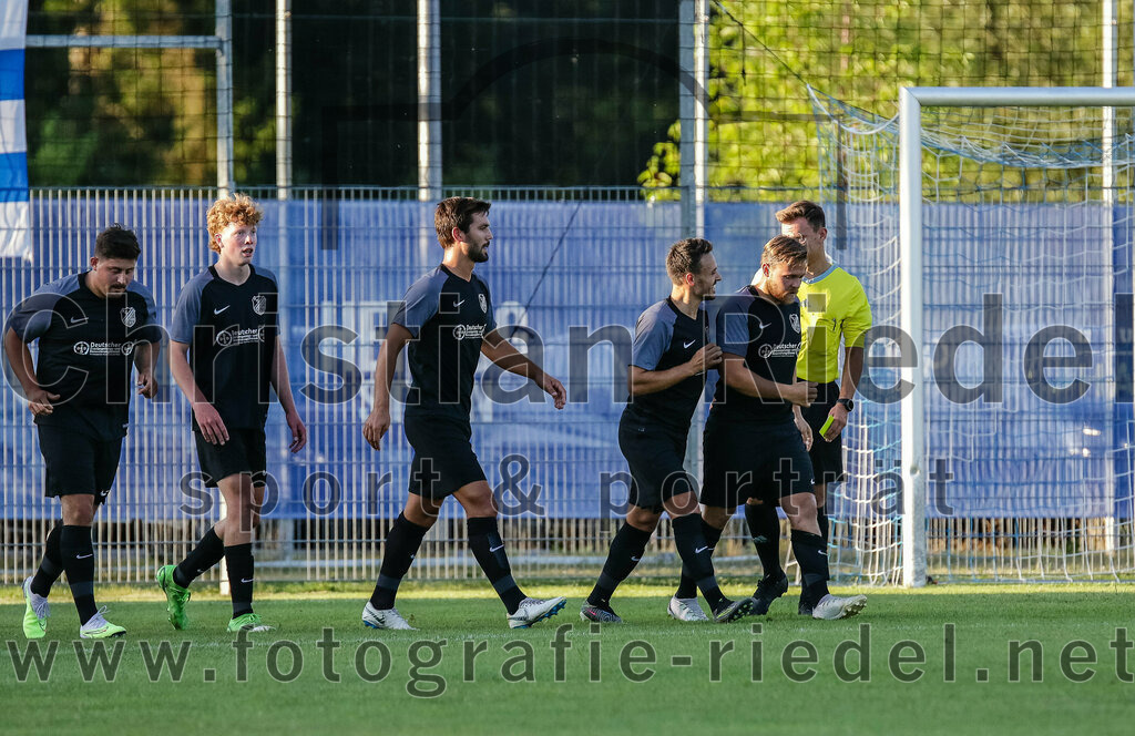 2023-07-14_054_FC_Langengeisling_gegen_FC_Velden-Eberspoint | Erding, Deutschland, 14.07.2023:
Fußball, Bezirksliga Oberbayern Ost 2023 / 2024, Testspiel, FC Langengeisling gegen FC Velden-Eberspoint, Endergebnis: 5:0

Kilian Stenzel (FC Langengeisling, #32), Maximilian Hintermaier (FC Langengeisling, #13), Hannes Dornauer (FC Langengeisling, #33)

Foto: Christian Riedel / fotografie-riedel.net