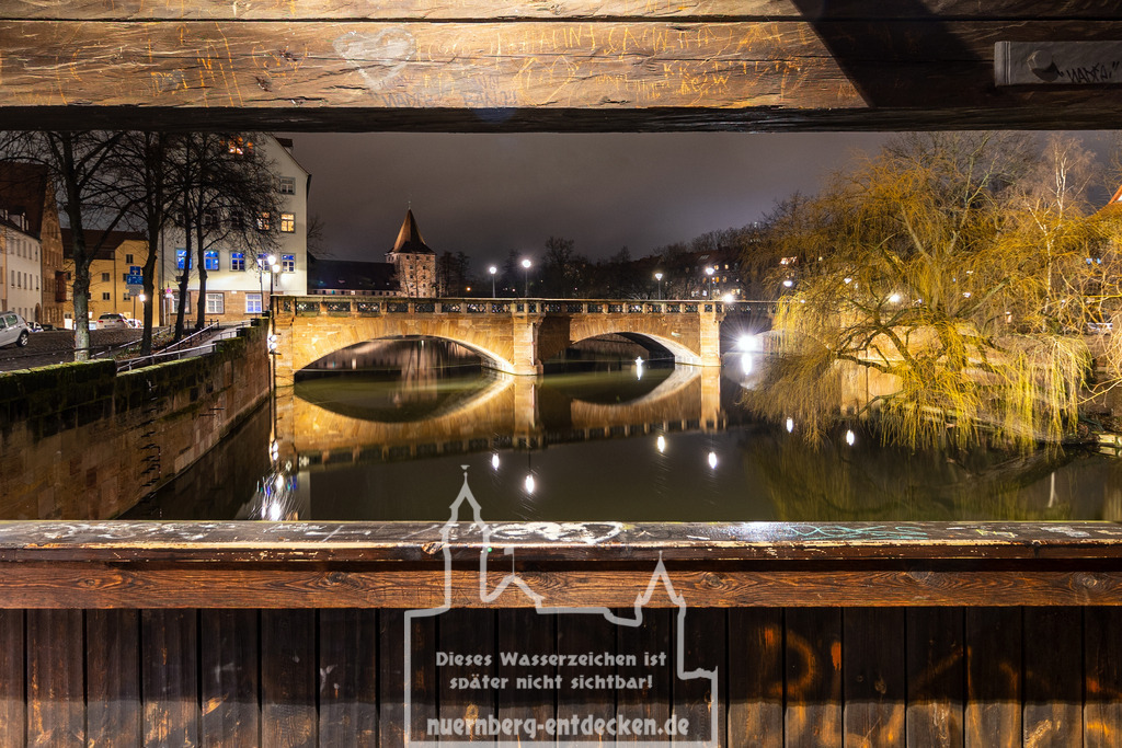 Blick vom Henkersteg auf die Maxbrücke | Nürnberger Altstadt bei Nacht, hier vom Henkersteg aus fotografiert.  - Realisiert mit Pictrs.com