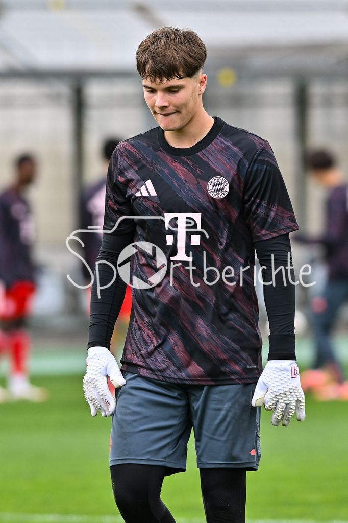 FC Bayern Amateure - FC Würzburger Kickers | im Bild Leon KLANAC (FC Bayern München II #18) beim warmmachen / Einzelfoto / Freisteller / Regionalliga Bayern: FC Bayern Amateure - FC Würzburger Kickers; Grünwalder Stadion am 27.09.2025