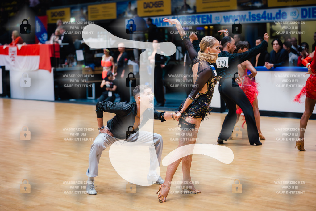 Hessen Tanzt WDSF Open Senior I Latin 7th (219) Thomas Lennefer _ Rosina Witzsche (Blau-Silber Tanzsportclub Berlin)-2025-05-17-1890 | Webshop for digital downloads and prints of dance sport, event & show photographer Julian Link - Realisiert mit Pictrs.com
