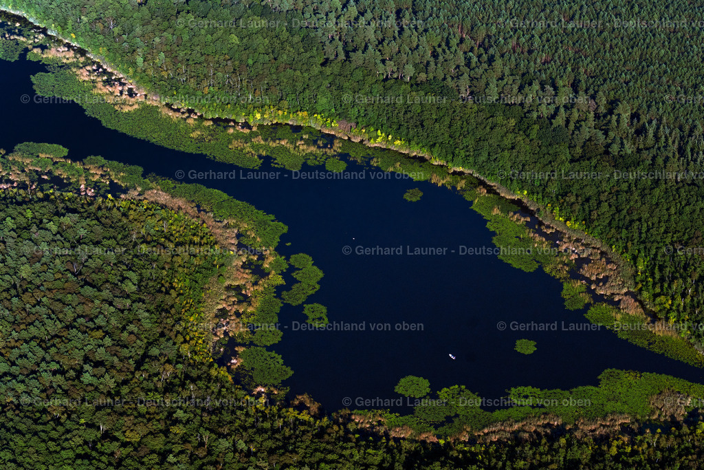 4062297 | ROGGENTIN 08.09.2021 Blick auf eine Seenlandschaft in Roggentin im Bundesland Mecklenburg-Vorpommern. Zu sehen sind die von einer Waldlandschaft umgebenen Seen Mössel (vorne),Leppinsee (mittig) und Woterfitzsee (hinten). // View of a seascape in Roggentin in the state Mecklenburg-West Pomerania. Foto: Gerhard Launer