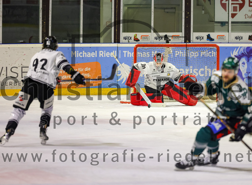 2026-01-30_062_TSV_Erding_gegen_EHF_Passau_Black_Hawks | Erding, Deutschland, 30.01.2026:Eishockey, Oberliga Süd 2025 / 2026, 42. Spieltag, TSV Erding gegen EHF Passau Black Hawks, Endergebnis: 2:6Mans Hansson (EHF Passau Black Hawks, #92), Torwart Janik Engler (EHF Passau Black Hawks, #30)Foto: Christian Riedel / fotografie-riedel.net