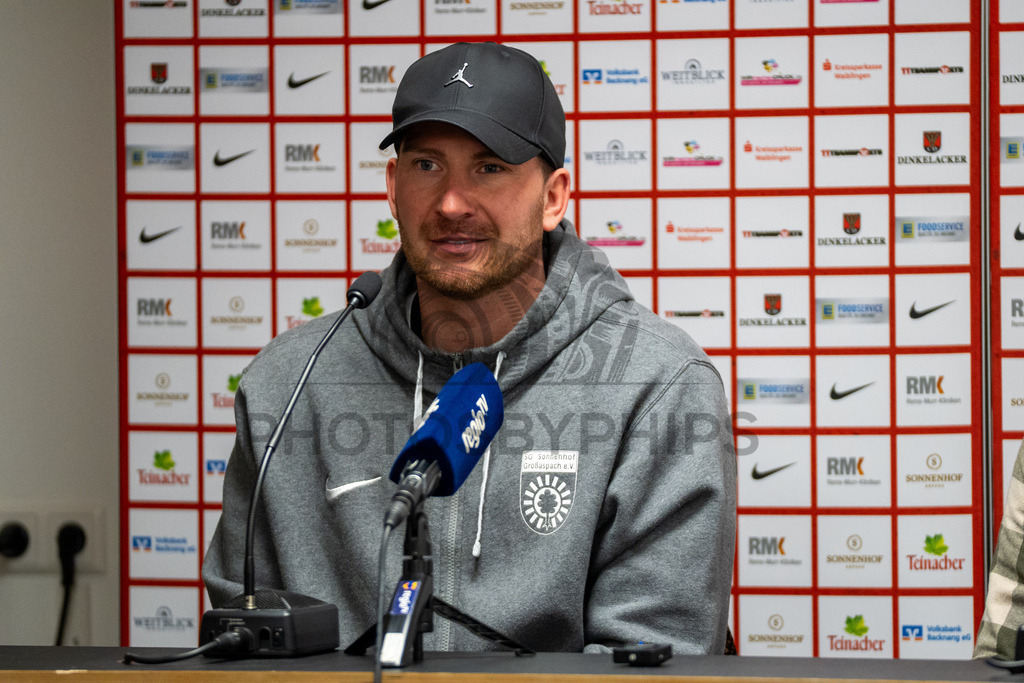 SG Sonnenhof Grossaspach vs. SSV Ulm 1846 Fussball, Fussball, WFV-Pokal, Viertelfinale, 01.04.2026 | Pascal Reinhardt (Trainer SG Sonnenhof Großaspach) nachd dem Sieg bei der Pressekonferenz,SG Sonnenhof Grossaspach vs. SSV Ulm 1846 Fussball, Fussball, WFV-Pokal, Viertelfinale, 01.04.2026