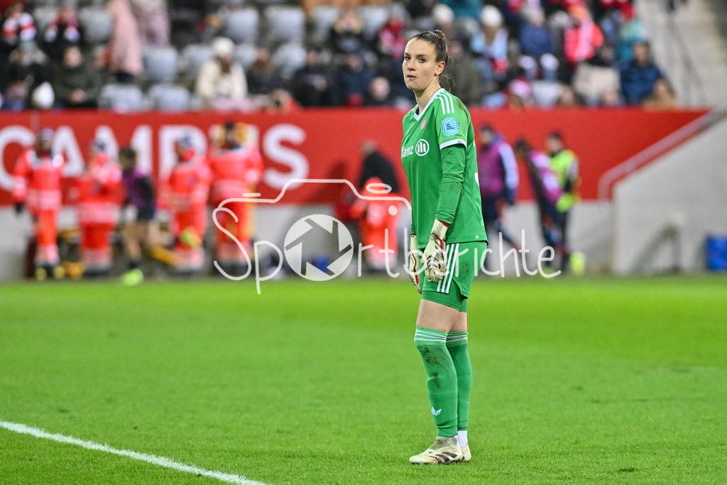 FC Bayern München Frauen - Juventus Turin Frauen | im Bild Ena MAHMUTOVIC (FC Bayern München Frauen #32) / Freisteller / Einzelfoto / Womens Champions League: FC Bayern Frauen - Juventus FC, FC Bayern Campus am 12.12.2024
