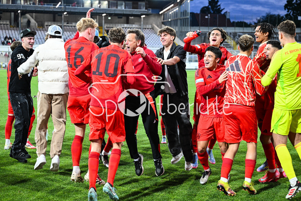 FC Bayern Amateure - Türkgücü München | Die Spieler der Bayern Amateure feiern zusammen mit den Fans nach dem letzten Heimspiel der Saison / Regionalliga Bayern: FC Bayern Muenchen II - Tuerkguecue Muenchen, Gruenwalder Stadion am 09.05.2025 / Holger SEITZ Cheftrainer FC Bayern München II