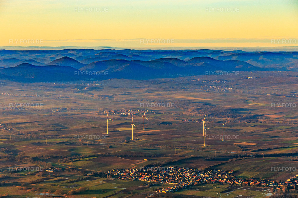 Luftbild: Windpark im Winter in Freckenfeld im Bundesland Rheinland-Pfalz in Deutschland. Foto: IMG_145302.jpg vom 14.01.2025 durch Werner Riehm/FLY-FOTO.de