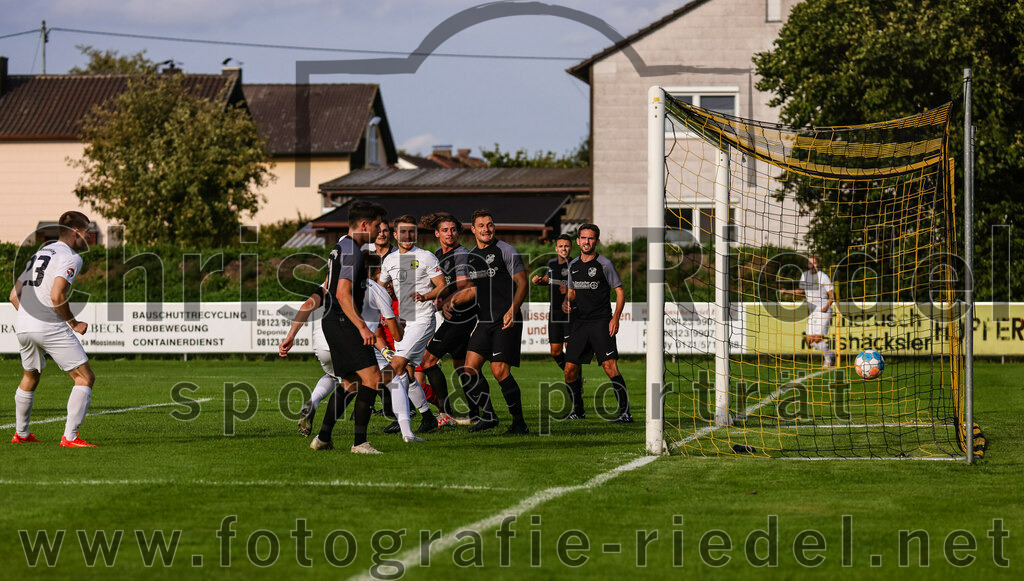 2023-08-08_025_FC_Moosinning_gegen_FC_Langengeisling | Moosinning, Deutschland, 08.08.2023:
Fußball, Bezirksliga Oberbayern Ost 2023 / 2024, 3. Spieltag, FC Moosinning gegen FC Langengeisling, Endergebnis: 0:4

Tor zum 1:0 durch Dennis Stauf (FC Moosinning, #15)
Maximilian Maier (FC Langengeisling, #10), Dennis Stauf (FC Moosinning, #15), Maximilian Lechner (FC Moosinning, #11), Andreas Buchberger (FC Langengeisling, #5), Lucas Seeholzer (FC Langengeisling, #2)

Foto: Christian Riedel / fotografie-riedel.net