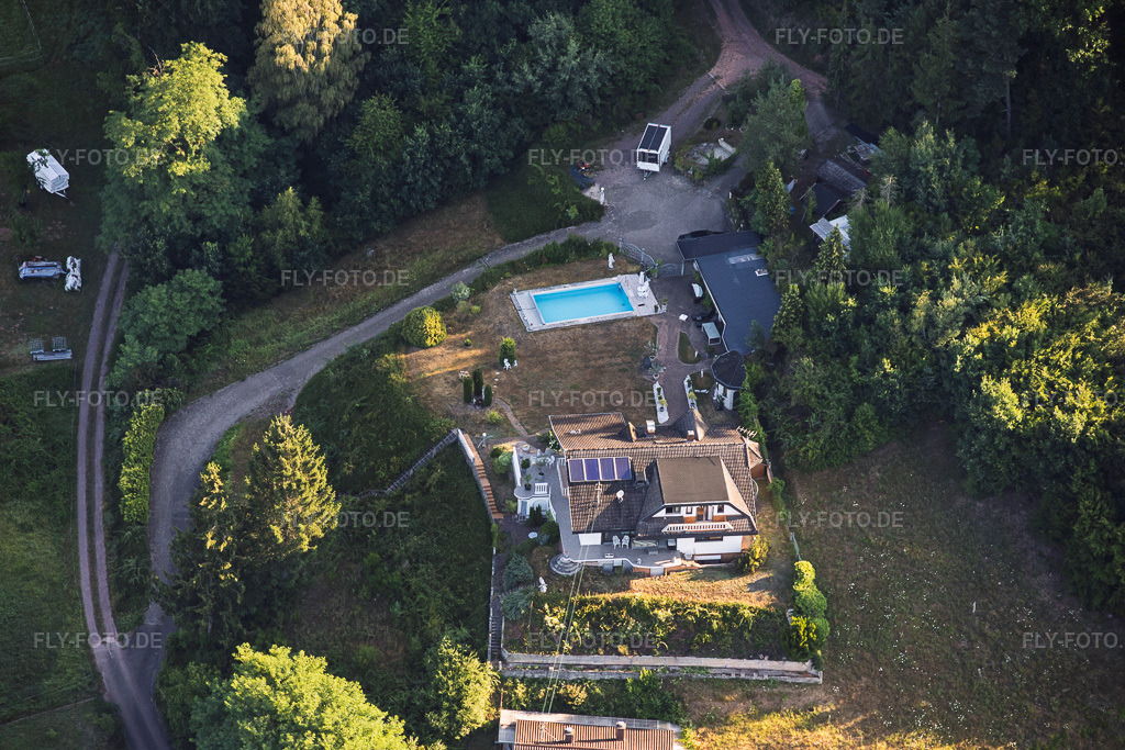 Luftbild: Villa mit Pool am Römerweg in Silz im Bundesland Rheinland-Pfalz in Deutschland.Foto: IMG_158076.jpg vom 22.07.2026 durch Werner Riehm/FLY-FOTO.deAuflösung des Originals: 6000 x 4000 px