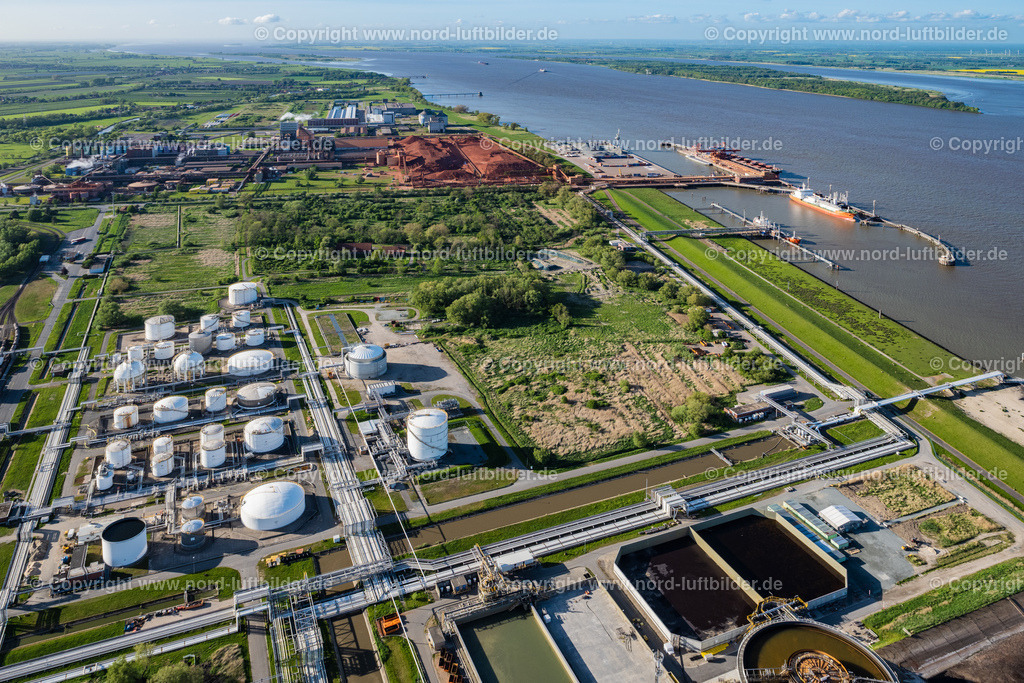 Stade_Seehafen_Lng_ELS_2453140522 | STADE 14.05.2022 Hafenanlage Stader Seehafen AOS am Bützflether Sand in Bützfleth im Bundesland Niedersachsen, Deutschland. Auf der Grünfläche soll bis 2026 der Hanseatic Energy Hub entstehen. Das geplante Terminal für den Import von verflüssigtem Erdgas (LNG) wird in den vorhandenen Industriepark integriert. Weiterführende Informationen bei: AOS Aluminium Oxid Stade GmbH,  Dow Deutschland Anlagengesellschaft mbH. // Port facility Stader Seehafen AOS am Buetzflether Sand in Buetzfleth in the state Lower Saxony, Germany. The Hanseatic Energy Hub is to be built on the green space by 2026. The planned terminal for the import of liquefied natural gas (LNG) will be integrated into the existing industrial park. Further information at: AOS Aluminium Oxid Stade GmbH,  Dow Deutschland Anlagengesellschaft mbH. Foto: Martin Elsen