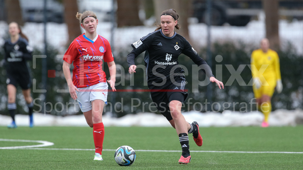 Fussball, Testspiel Frauen, Hamburger SV - Holstein Kiel | v.li.: Larissa Mühlhaus (Hamburger SV, 7) am Ball, Einzelbild, Ganzkörper, Aktion, Action, Spielszene
