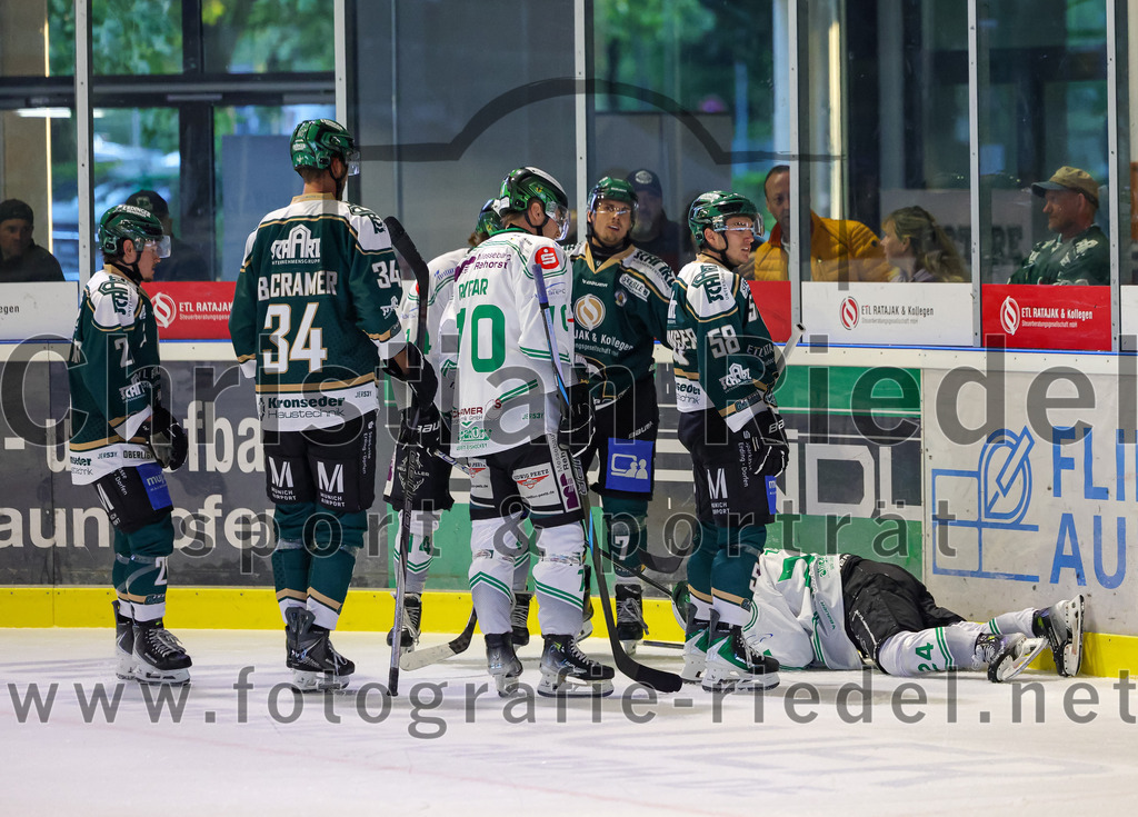 2025-09-21_072_TSV_Erding_gegen_Hoechstadter_Alligators | Erding, Deutschland, 21.09.2025:Eishockey, Oberliga Süd 2025 / 2026, 2. Spieltag, TSV Erding gegen Höchstadter Alligators, Endergebnis: 3:4Erik Modlmayr (Erding Gladiators, #21), Bastian Cramer (Erding Gladiators, #34), Paul Pfenninger (Erding Gladiators, #58)Foto: Christian Riedel / fotografie-riedel.net