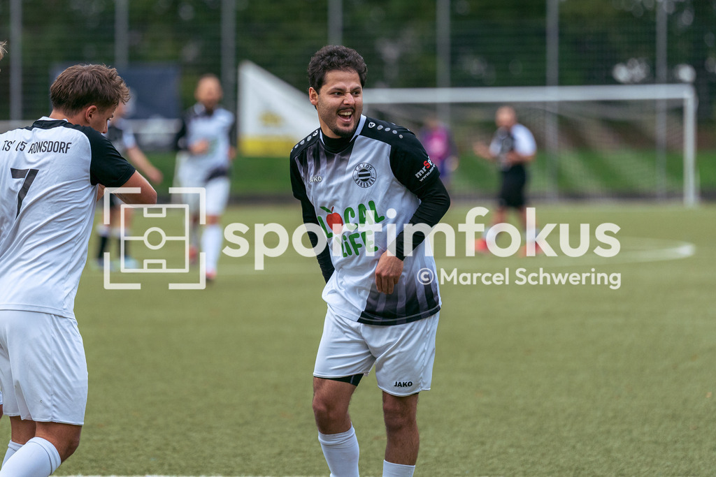 TSV 05 Ronsdorf – SSV Bergisch Born II | Nico Fuchs (7, TSV 05 Ronsdorf) und Yousef Rasoli (17, TSV 05 Ronsdorf) beim gemeinsamen Torjubel nach dem 3:1. Bezirksliga Niederrhein, Gruppe 2: TSV 05 Ronsdorf gegen SSV Bergisch Born II, Wuppertal, 11.10.2026. Endstand: 3:1. sportimfokus / Marcel Schwering - Realisiert mit Pictrs.com