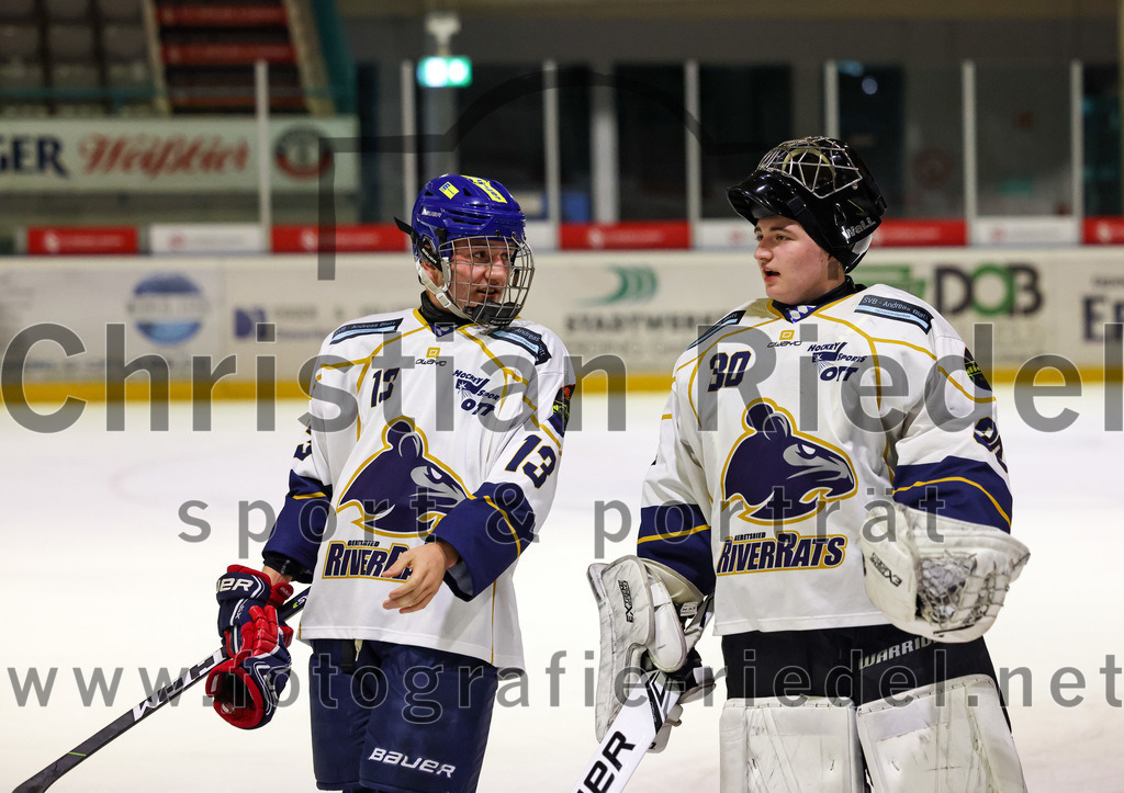 2022-11-26_117_TSV_Erding_gegen_ESC_Geretsried | Erding, Deutschland, 26.11.2022:
Eishockey, Bayernliga U20 2022 / 2023, xx. Spieltag, TSV Erding gegen ESC Geretsried, Endergebnis: 5:3
Lucas Lieb (ESC Geretsried, #13), Torwart Jan Philipp Marco (ESC Geretsried, #30)


Foto: Christian Riedel / fotografie-riedel.net