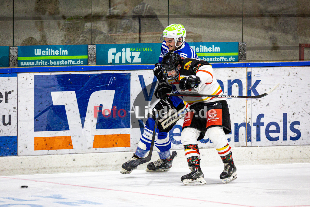 SC Forst NATURE BOYZ gegen EHC Bad Aibling AIBDOGS | Eishockey Landesliga 2025/26 Vorrunde, SC Forst NATURE BOYZ gegen EHC Bad Aibling AIBDOGS, 20251031,Zweikampf,2025-10-31 in Peißenberg (flatbuy Arena Peißenberg), Matthäus LIDL (Nature Boyz 70), Stefan WÜRMSEER (EHC Bad Aibling Torwart 5)Copyright: WolfgangxLindner www.foto-lindner.de