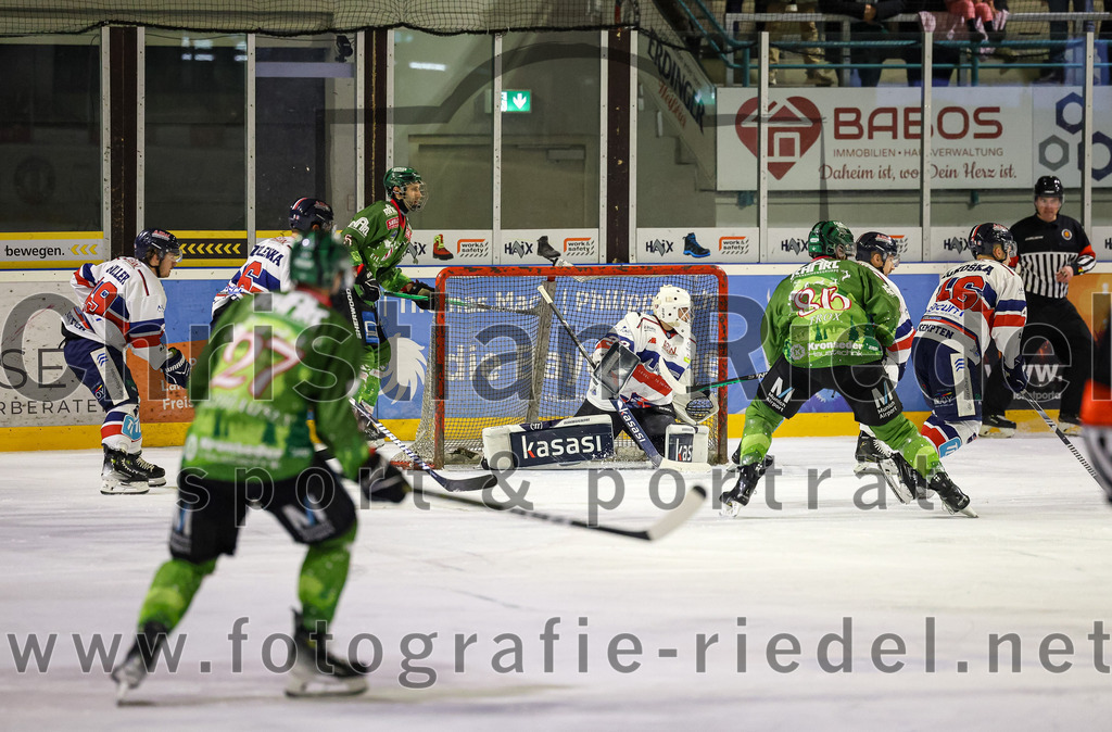 2023-12-17_029_TSV_Erding_gegen_ESC_Kempten | Erding, Deutschland, 17.12.2023:
Eishockey, Bayernliga Vorrunde 2023 / 2024, 18. Spieltag, TSV Erding gegen ESC Kempten, Endergebnis: 5:1

Torwart Luca Mayer (ESC Kempten, #32), Michael Trox (Erding Gladiators, #86)

Foto: Christian Riedel / fotografie-riedel.net