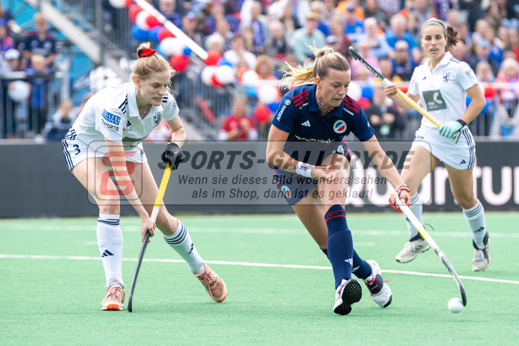 Final4_20240519-1203-0061 | Bonn, Deutschland, 19.05.2024: Annika Marie Sprink (Duesseldorfer HC), Aina Lilly Kresken (Mannheimer HC) in Aktion waehrend des Spiels der Deutsche Feldhockey-Meisterschaften 2024 zwischen Final 4 Damen Finale Düsseldorfer HC - Mannheimer HC im Bonner THV am 19.05.2024 in Bonn, Deutschland. (Foto von Stephan Fehrmann)

Bonn, Germany, 19.05.2024: Annika Marie Sprink (Duesseldorfer HC), Aina Lilly Kresken (Mannheimer HC) in action during the game of Deutsche Feldhockey-Meisterschaften 2024 between Final 4 Damen Finale Düsseldorfer HC - Mannheimer HC in Bonner THV at 19.05.2024 in Bonn, Deutschland. (Foto from Stephan Fehrmann)