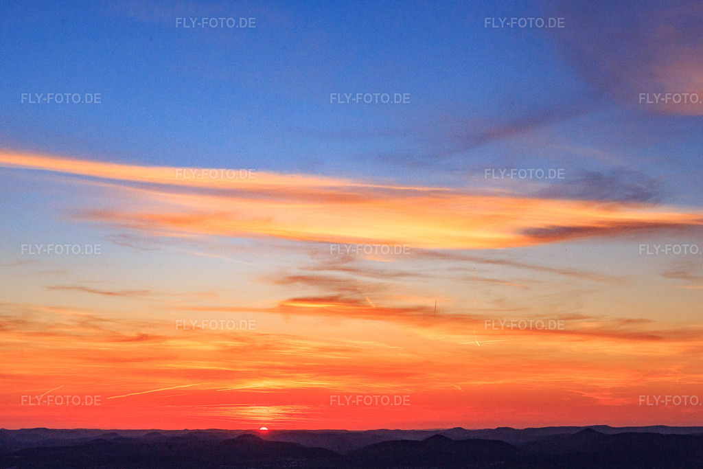 Luftbild: Sonnenuntergang überm Pfälzerwald in Klingenmünster im Bundesland Rheinland-Pfalz in Deutschland. Foto: IMG_106686.jpg vom 17.04.2018 durch Werner Riehm/FLY-FOTO.de
