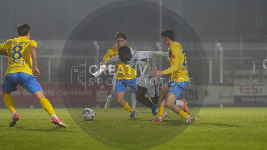 Fußball, Herren, Saison 2025/2026, Regionalliga Nordost, 15. Spieltag, FSV 63 Luckenwalde vs. Hertha BSC II, Freitag 07.11.2025, Werner-Seelenbinder-Stadion Luckenwalde, | Fußball, Herren, Saison 2025/2026, Regionalliga Nordost, 15. Spieltag, FSV 63 Luckenwalde vs. Hertha BSC II, Freitag 07.11.2025, Werner-Seelenbinder-Stadion Luckenwalde, Im Bild: v.l. Tim Schleinitz (Luckenwalde), Max Hathaway (Luckenwalde), Boris Chi Mamuzah Lum (Hertha) und Tim Maciejewski (Luckenwalde) - Realisiert mit Pictrs.com