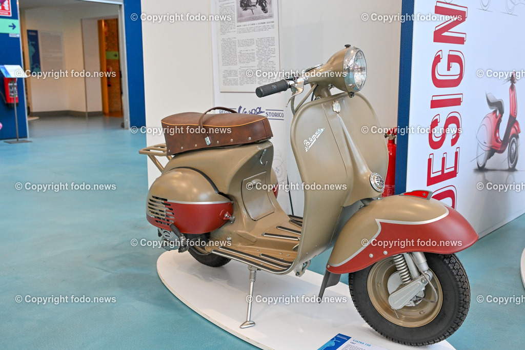 Italien_ Toskana_ Provinz Pisa_ Pontedera_ Vespa_ 29.05.2024-5 | 29.05.2024, Italien, ITA, Toskana, Pontedera im Bild Piaggio, Vespa, Museum

Piaggio ist ein italienischer Fahrzeughersteller mit Sitz in Pontedera. Das Unternehmen produziert verschiedene Mofas und Motorroller, unter anderem die Vespa, das Lastendreirad Ape sowie den Kleintransporter Porter. Zum Konzern gehören auch die Motorradmarken Aprilia, Derbi, Gilera, Laverda und Moto Guzzi. 
Quelle: Wikipedia