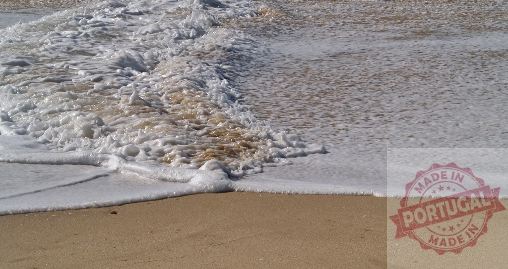 Sea waves gently rolling on the sandy beach | White foam of sea waves gently rolling on the sandy beach on a sunny day - Realisiert mit Pictrs.com