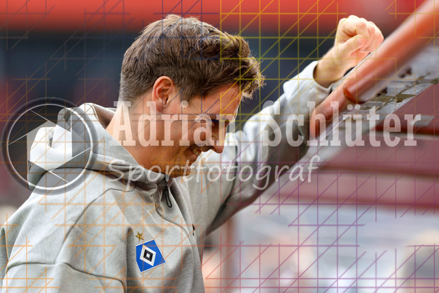 1. FC Köln vs Hamburger SV - 1. Bundesliga  | Köln, Deutschland, 02.11.25:   Trainer Merlin Polzin (Hamburger SV) lächelt, lacht waehrend des Spiels der Bundesliga zwischen  1. FC Köln vs Hamburger SV in der RheinEnergieStadion(Foto von Brauer-Fotoagentur / Adrian Schlueter)