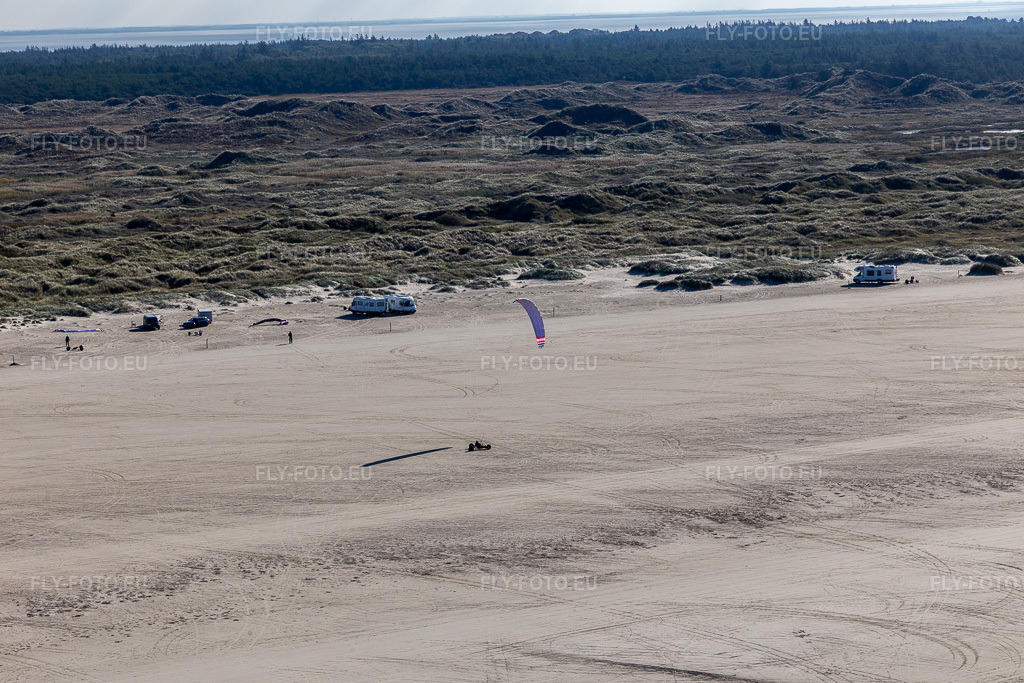 Vue aérienne: Buggies et kitesurfeurs sur la plage de sable à Fanø dans le département Syddanmark, Danemark. Photo: IMG_118620.jpg prise le 21/09/2019 par Werner Riehm/FLY-FOTO.eu – Résolution de l'original: 5472 x 3648 px
