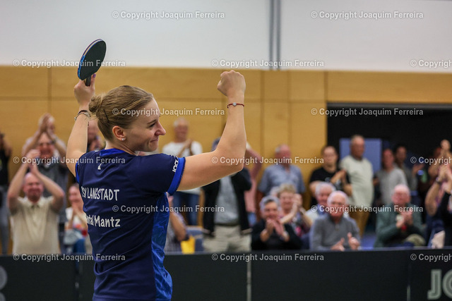 20231007_tsvberl_3073 | Langstadt, Babenhausen 07.10.2023  TT Damen 1. Bundesliga TSV Langstadt - TTC eastside Berlin v.l., Chantal Mantz (TSV Langstadt Tischtennis Damen 1.Bundesliga) bedankt sich bei den Fans, bedanken, Dank. Mannschaft nach dem Spiel, after the match bedankt sich bei den Fans, applauds the fans
 - Realisiert mit Pictrs.com
