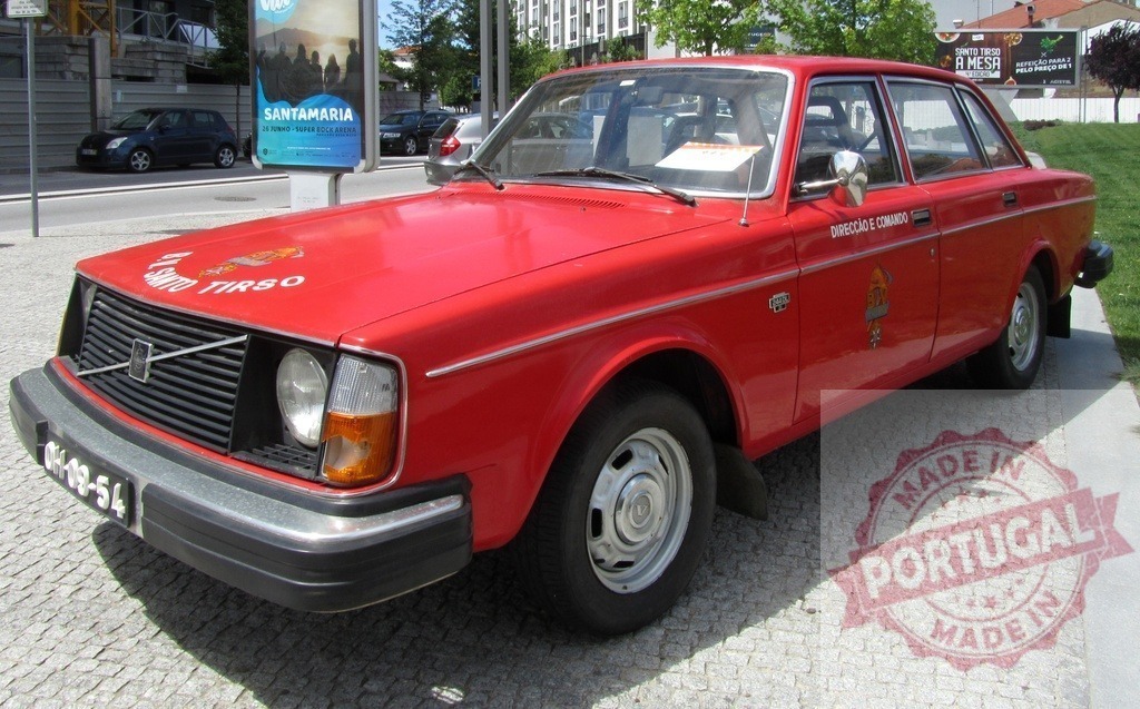 Red Volvo 244 Santo Tirso fire department command car | Red vintage Volvo 244 car from Santo Tirso fire department parked on cobblestone street - Realisiert mit Pictrs.com