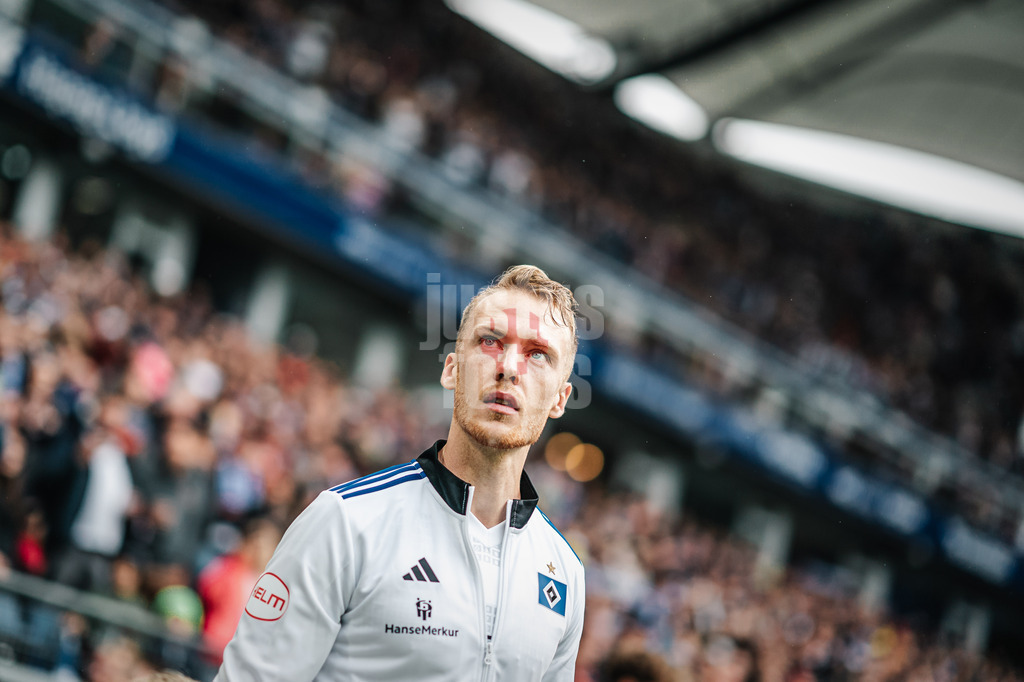 Fußball | Männer | Saison 2024/2025 | 2. Fußball-Bundesliga | 7. Spieltag | Hamburger SV vs. SC Paderborn 07 | 28.09.2024 | Sebastian Schonlau (#4, HSV) beim Einlauf