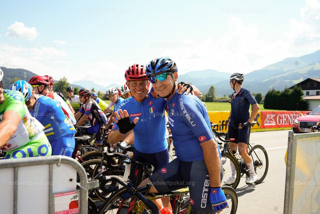 353_20230817_Bewerb_Maenner_Muehlanger | AUT - OESTERREICH, 2023-08-16: SPORT RENNRAD-FAHREN - 55. INTERNATIONALER RADWELTPOKAL IN ST. JOHANN IN TIROL  - Vintage-Radrennen mit WM-Bronze-Medaillen-Siegerin Christina Schweinberger, den Teilnehmer und Alexander Baumann (vom Orginastions-Team) - TAG 2 BEWERB MAENNER IN SECHS GRUPPEN  ; Foto: Roland Muehlanger