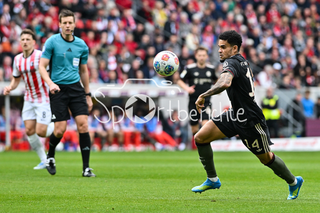 SC Freiburg - FC Bayern München | FREIBURG, GERMANY - 04. APRIL: am Ball Luis DIAZ (FC Bayern Munich 14) / Einzelfoto / Freisteller während dem Bundesligamatch zwischen dem SC Freiburg und dem FC Bayern München am 28. Spieltag im Europa-Park Stadion / DFL REGULATIONS PROHIBIT ANY USE OF PHOTOGRAPHS AS IMAGE SEQUENCES AND/OR QUASI-VIDEO