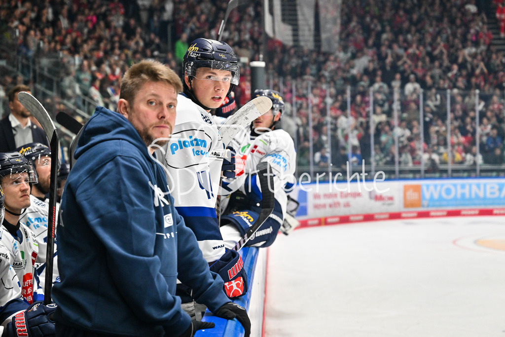 Augsburger Panther - Iserlohn Roosters | im Bild Bence FARKAS (Iserlohn Roosters 40) auf der Bank der Gäste / Penny DEL: Augsburger Panther - Iserlohn Roosters; Curt Frenzel Stadion am 21.09.2025