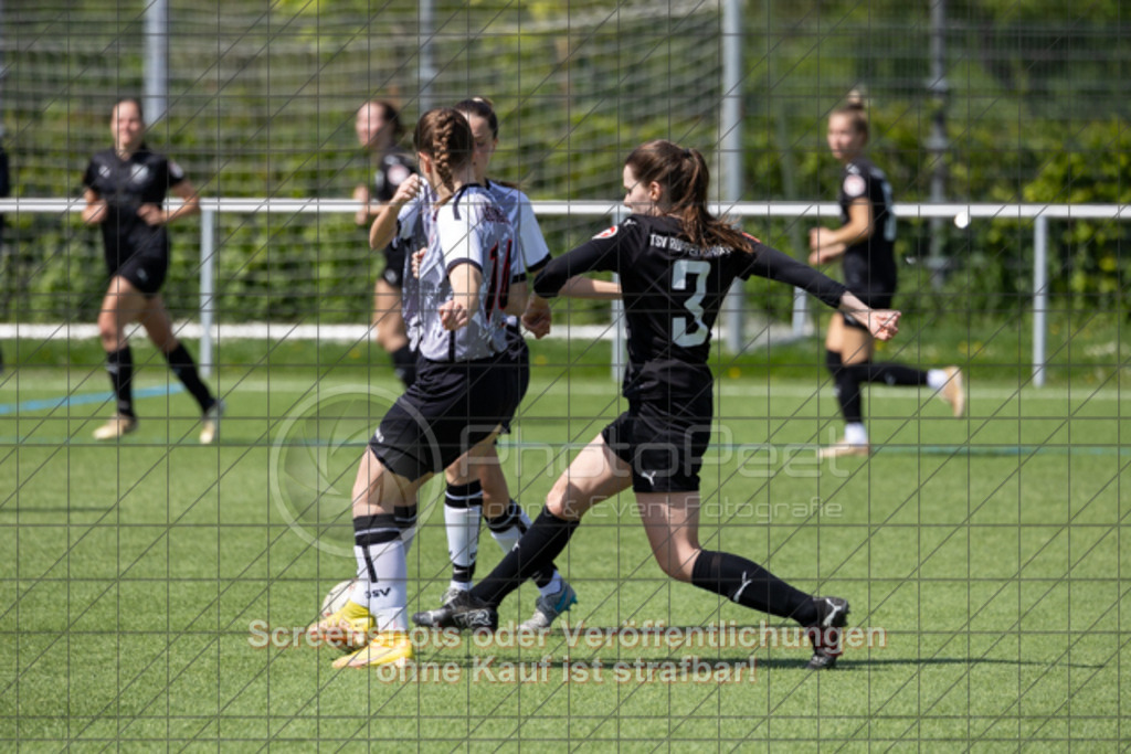 20250427_123952_0546 | #,1.Göppinger SV (weiß) vs. TSV Ruppertshofen (schwarz), Fußball, Frauen-Regionenliga 3 - Bezirk WfV, 21. Spieltag, Saison 2024/2025, Kunstrasenplatz Nord, Hohenstaufenstr. 116, 73033 Göppingen, 27.04.2025 - 11:00 Uhr,Foto: PhotoPeet-Sportfotografie/Peter Harich