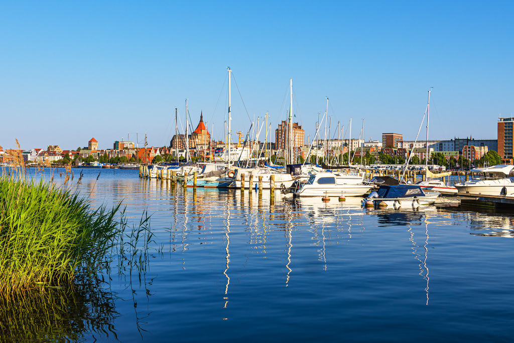Blick über die Warnow mit Booten und Schilf auf die Hansestadt Rostock | Blick über die Warnow mit Booten und Schilf auf die Hansestadt Rostock.