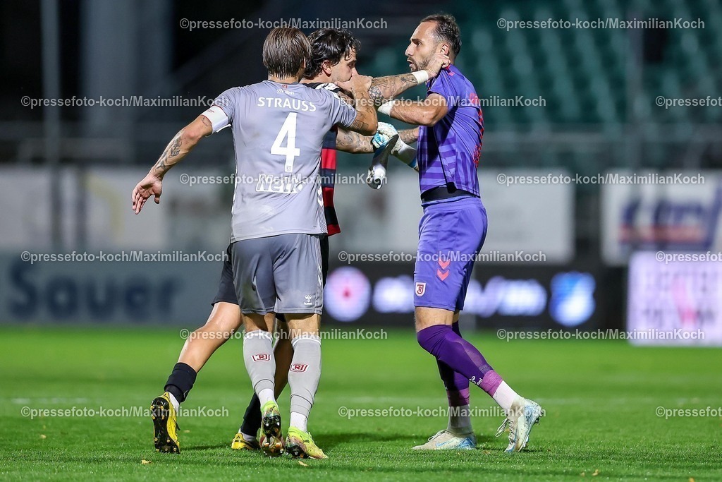 FCVK29082501118 | 29.08.2025, Fußball, FC Viktoria Köln – SSV Jahn Regensburg, 3.Liga, Sportpark Höhenberg, Saison 2025 2026: Tummult Rangelei Handgemenge nach dem Spiel zwischen Torwart Felix Gebhardt (Jahn Regensburg #01) und Lex-Tyger Lobinger (Viktoria Koeln #09) und Felix Strauss (Jahn Regensburg #04)  Schubst Schubserei DFB regulations prohibit any use of photographs as image sequences and or quasi-video.
