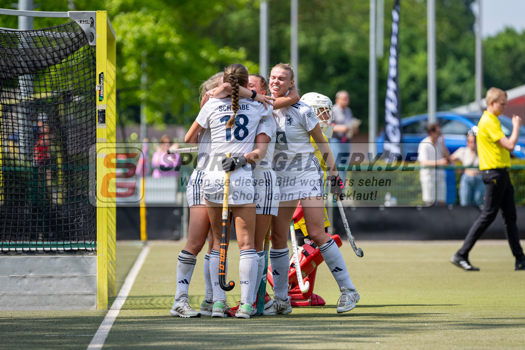 HK_20240511_100727 | 1.Bundesliga Damen Düsseldorfer HC - Harvestehuder THC am 11.5.2024 Düsseldorfer HC, Düsseldorf , Sara Strauss ( Düsseldorfer HC #11 ) , Sophia Schwabe ( Düsseldorfer HC #18 ) , Mabel Brands ( Düsseldorfer HC #7 ) , Lilly Stoffelsma ( Düsseldorfer HC #50 )