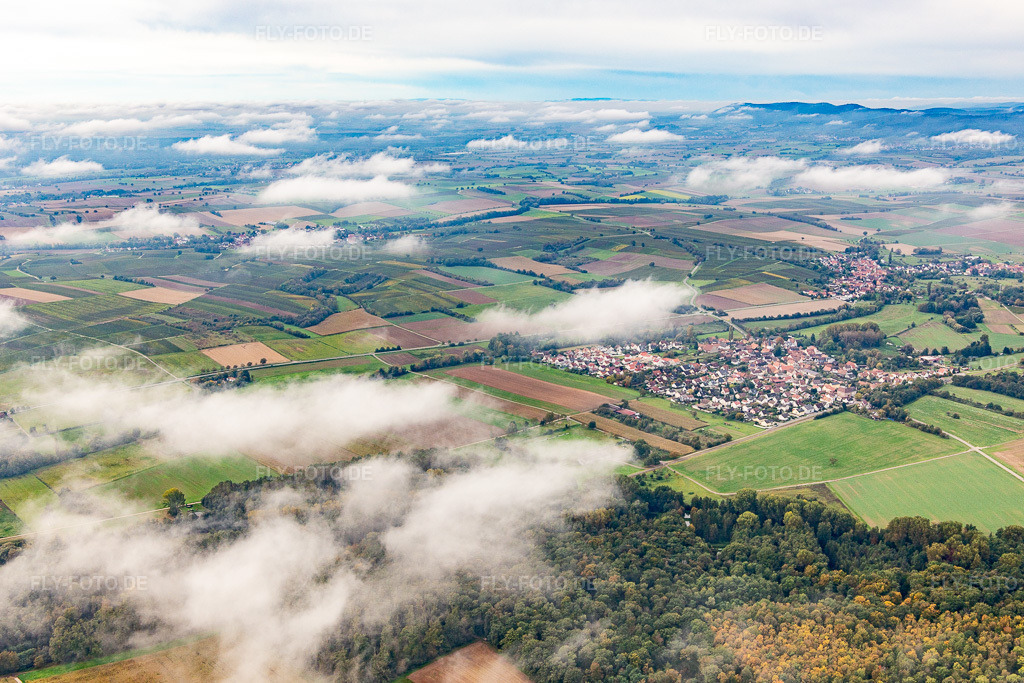 Luftbild: Ortschaft unter herbstlichen Wolken in Barbelroth im Bundesland Rheinland-Pfalz in Deutschland. Foto: IMG_143686.jpg vom 12.10.2024 durch Werner Riehm/FLY-FOTO.de