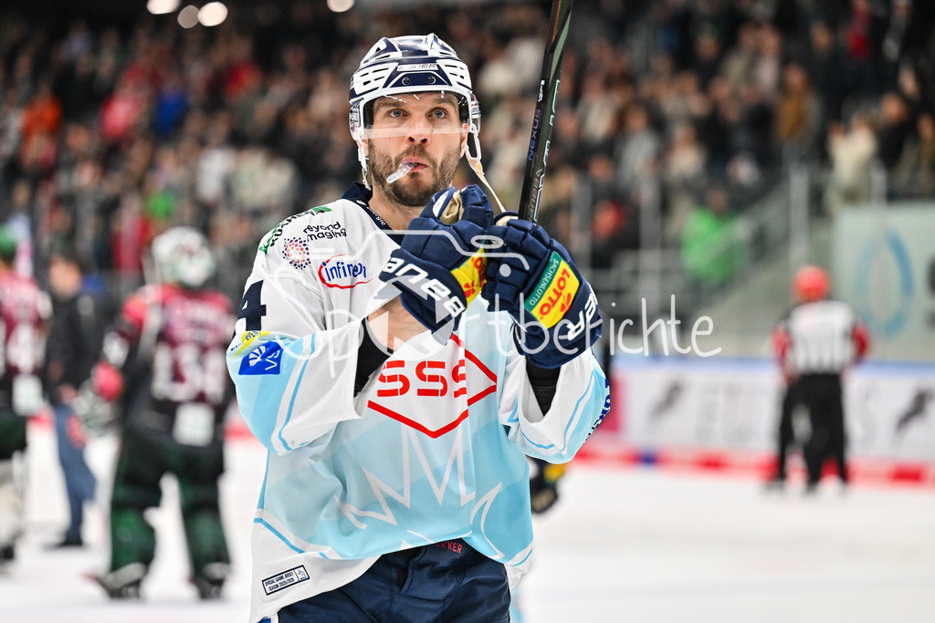 Augsburger Panther - Dresdner Eislöwen | AUGSBURG, DEUTSCHLAND - 06. MÄRZ: im Bild Tomas SYKORA (Eislöwen Dresden 74) der dich bei den mitgereisten Fans bedankt nach dem Match zwischen den Augsburger Panthern und den Dresdner Eislöwen am 49. Spieltag der Penny DEL im Curt Frenzel Stadion