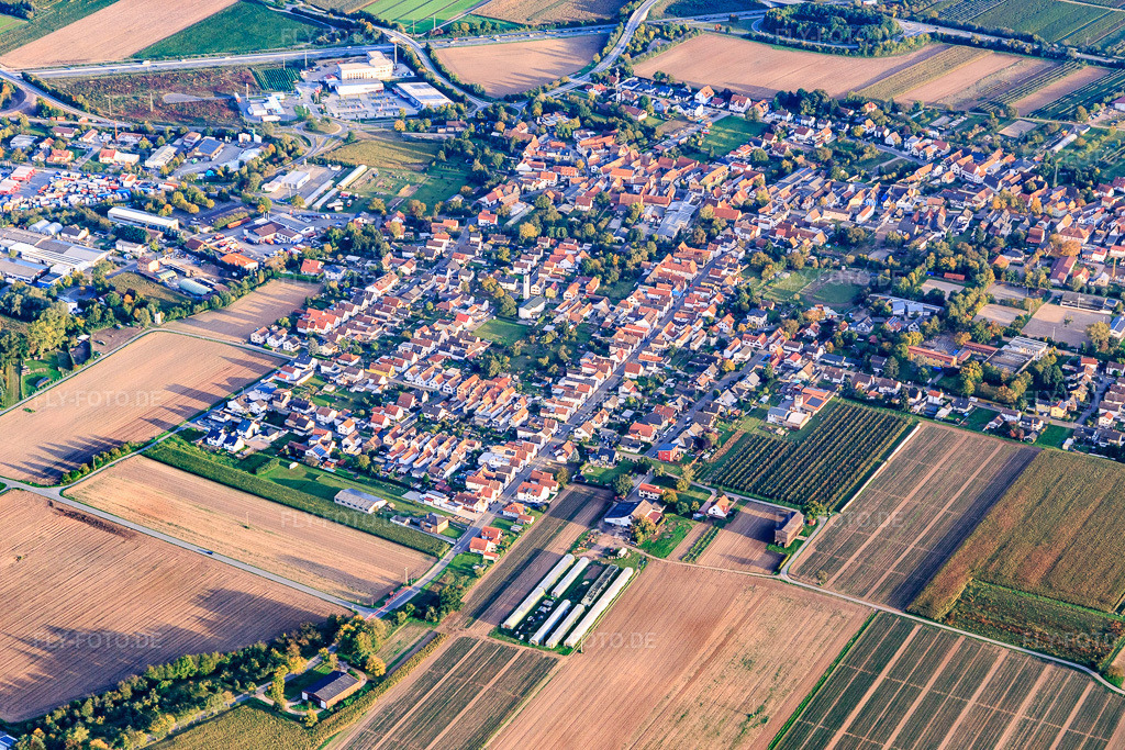 Luftbild: Ortsansicht an der B9 aus Norden in Schwegenheim im Bundesland Rheinland-Pfalz in Deutschland. Foto: IMG_103851.jpg vom 01.10.2017 durch Werner Riehm/FLY-FOTO.de