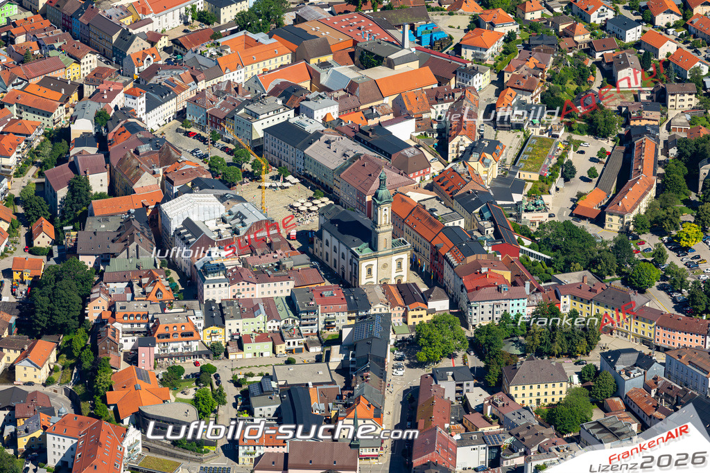 Aktuelles Luftbild von  Traunstein - Die Luftaufnahme wurde 2022 mittels UL-Flugzeug erstellt ( keine Drohne ) - hochauflösende Kamera-Systeme von  Canon -Beste Qualität - Für grossformatige Ausdrucke geeignet. Die Geschenkidee !