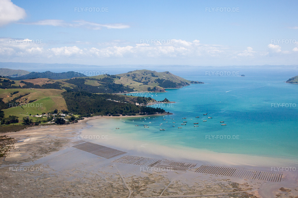 Luftbild: Ortsansicht im Ortsteil Te Kouma in Coromandel im Bundesland Waikato in Neuseeland. – Foto: IMG_55582.jpg vom 12.01.2013 durch Werner Riehm/FLY-FOTO.de – Auflösung des Originals: 4581 x 3054 px