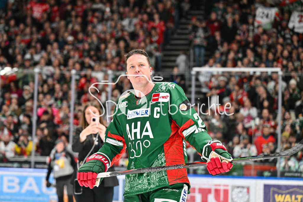 Augsburger Panther - Grizzlys Wolfsburg | AUGSBURG, GERMANY - 15. MARCH: im Bild T. J. TREVELYAN (Augsburger Panther 24) / Einzelfoto / Freisteller nach dem Match zwischen den Augsburger Panthern und den Grizzlys Wolfsburg am 52. Spieltag der Penny DEL im Curt Frenzel Stadion / der sich bei den Fans verabschiedet