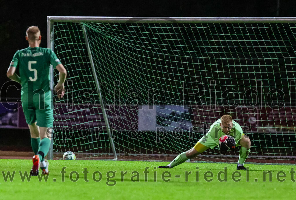 2023-09-01_070_SC_Baldham-Vaterstetten_gegen_TSV_1877_Ebersberg | Vaterstetten, Deutschland, 01.09.2023:
Fußball, Kreisliga 2023 / 2024, 3. Spieltag, SC Baldham-Vaterstetten gegen TSV 1877 Ebersberg, Ergebnis: 1:2

Dominik Häusgen (TSV 1877 Ebersberg, #5), Torwart Marinus Pohl (TSV 1877 Ebersberg, #25)

Foto: Christian Riedel / fotografie-riedel.net