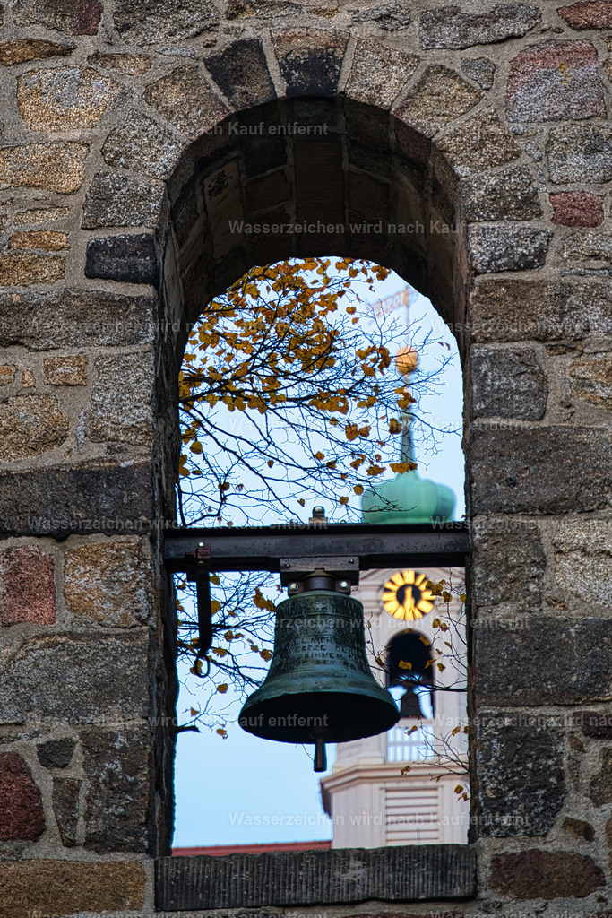 Herrnhut - Kirchsaal, herbstlicher Blick durch den Glockenturm zum Dachreiter des Kirchensaals | Historischer Kirchsaal in Herrnhut – schlichte, elegante Architektur und eine besondere Atmosphäre, die die Geschichte und Tradition der Herrnhuter Brüdergemeine widerspiegelt. Herrnhut ist eine Stadt im sächsischen Landkreis Görlitz in der Oberlausitz. Zentral zwischen den Städten Löbau und Zittau gelegen, ist sie als Gründungsort der Herrnhuter Brüdergemeine, durch die Produktion der Herrnhuter Sterne und internationale Missionsarbeit bekannt. - Realisiert mit Pictrs.com