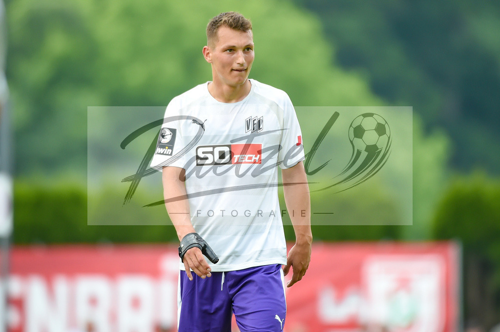 BSBOSN_20210626_0109 | Fussball, Herren: Sven Koehler (VfL Osnabrueck) schaut beim Testspiel zwischen TuS Bersenbrueck und VfL Osnabrueck im Hasestadion am 26.06.2021 in Bersenbrueck, Deutschland. - Realisiert mit Pictrs.com