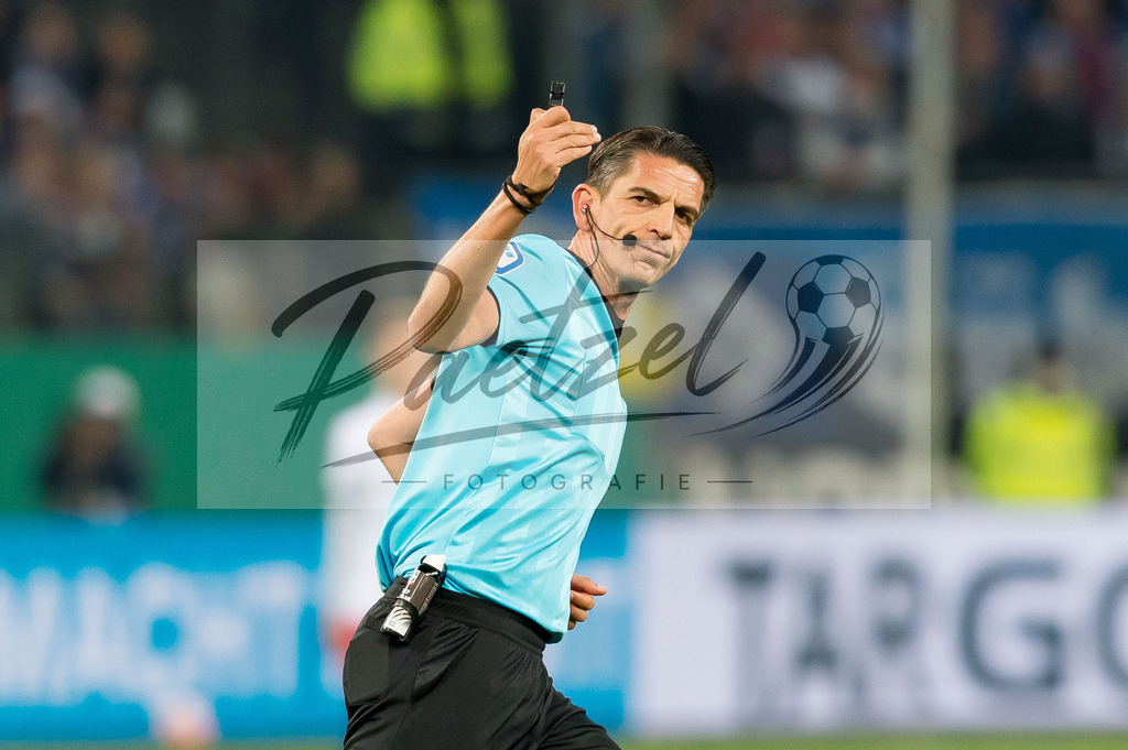 HSVSCF20220419_403 | Fussball, Herren: Referee Deniz Aytekin gestikuliert, Gestik beim DFB-Pokal-Halbfinalspiel zwischen Hamburger SV und SC Freiburg im Volksparkstadion am 19.04.2022 in Hamburg, Deutschland.DFB / DFL REGULATIONS PROHIBIT ANY USE OF PHOTOGRAPHS AS IMAGE SEQUENCES AND/OR QUASI-VIDEO. - Realisiert mit Pictrs.com