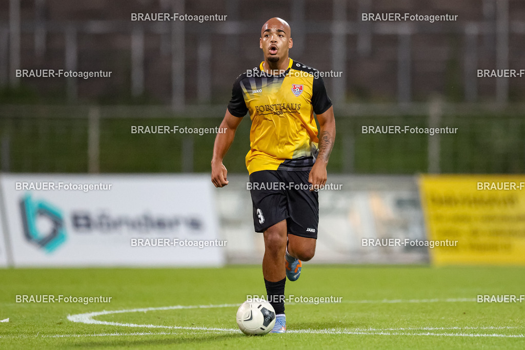 SB_KFCBAU_20250815_5231.JPG -  - KFC Uerdingen - SF Baumberg - Oberliga Niederrhein | Krefeld, Deutschland, 15.08.25: Anthony Oscasindas (KFC Uerdingen) in Aktion, am Ball, Einzelaktion während des Oberliga Niederrhein Spiels zwischen KFC Uerdingen - SF Baumberg in der Grotenburg Stadion am 15. August 2025 in Krefeld, Deutschland. (Foto von Stefan Brauer/Brauer-Fotoagentur)